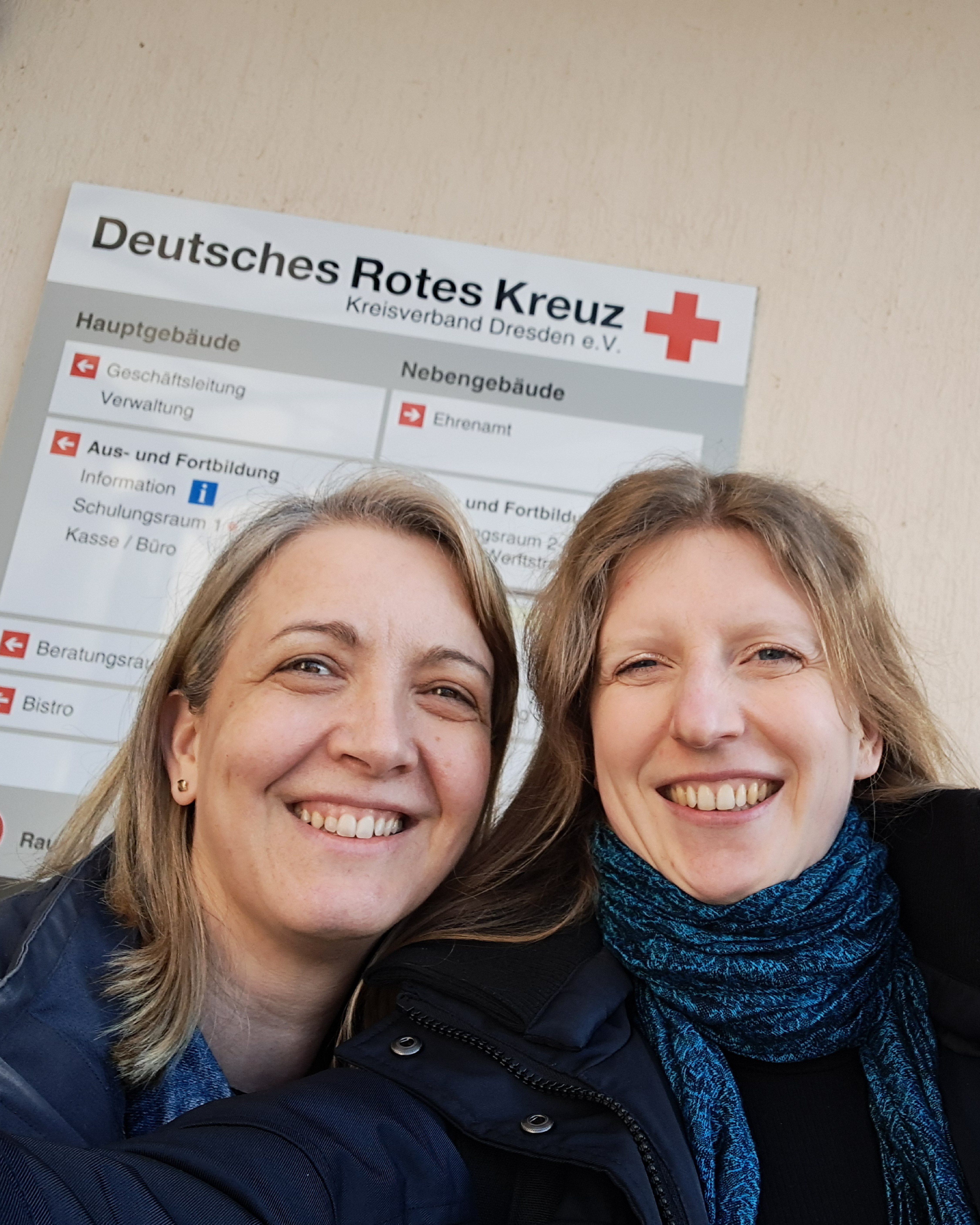 Kolleginnen vorm DRK-Gebäude