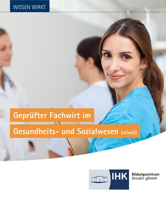 Das Bild zeigt eine lächelnde Frau in blauem Oberteil, die in die Kamera blickt. Im Hintergrund sind Personen in weißer Kleidung zu sehen. Der Text des Bildes lautet: "Geprüfter Fachwirt im Gesundheits- und Sozialwesen (m/w/d)" und trägt das Logo des Bildungszentrums IHK Dresden.