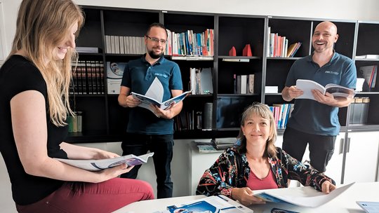 Personen lesen in der Bibliothek