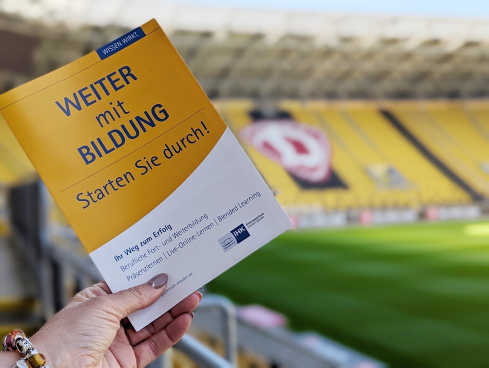 Dynamo-Stadion und Weiterbildungsbroschüre
