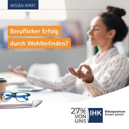 Frau meditiert am Schreibtisch.