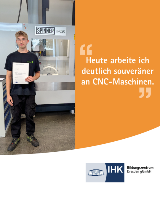 A young man stands proudly holding a certificate in front of a CNC machine, with the text "Heute arbeite ich deutlich souveräner an CNC-Maschinen." prominently displayed beside him. The background features industrial equipment, emphasizing a learning environment.