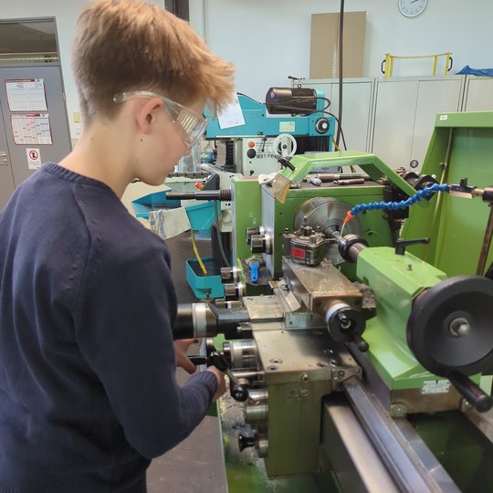 Schülerpraktikant in Werkstatt