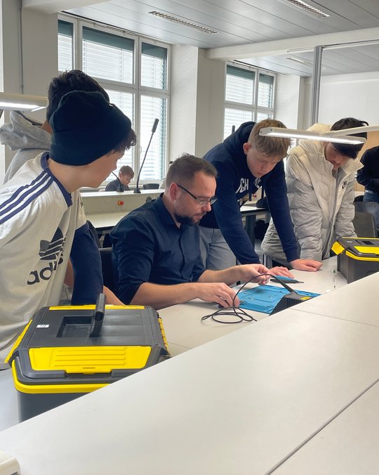 Schüler schauen Ausbilder zu 