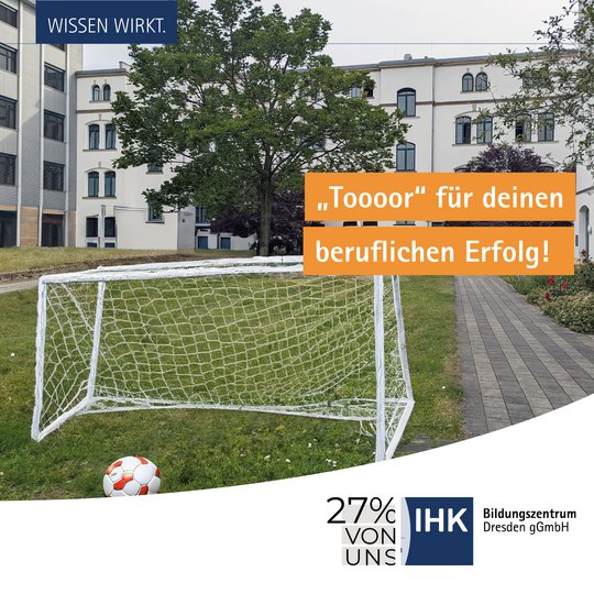 Fußballtor vorm Bildungszentrum