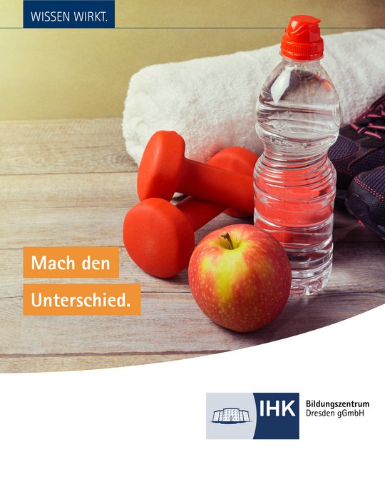 A composition featuring a red apple, a bottle of water, and two red dumbbells on a wooden surface, alongside a white towel and a pair of black shoes. Text reads "Wissen wirkt." and "Mach den Unterschied." with the IHK logo in the corner.