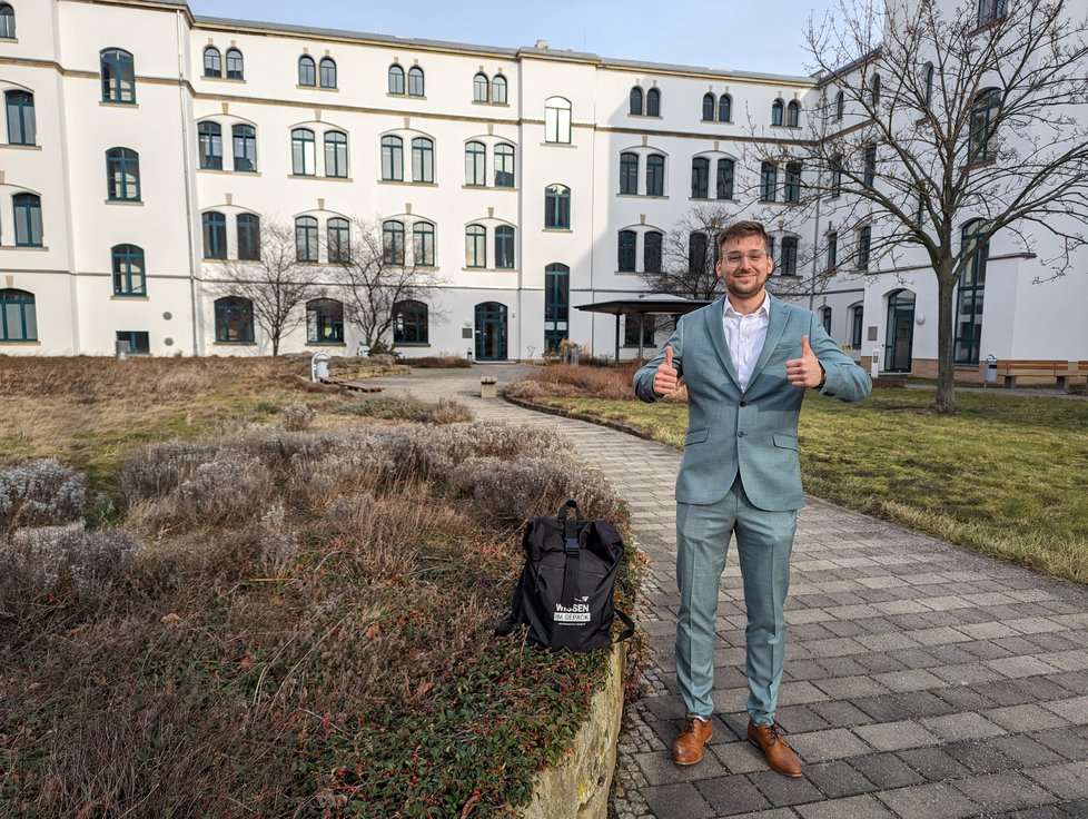 Paul Graichen steht vor Bildungszentrum