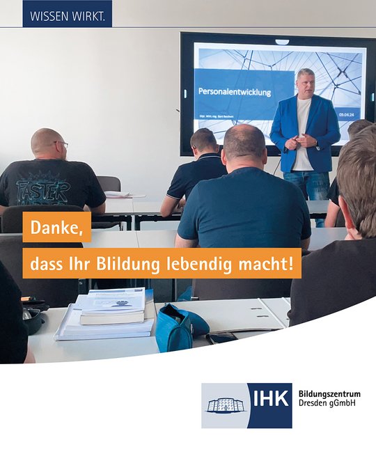 Eine Präsentation über Personalentwicklung wird in einem Bildungszentrum gehalten. Ein Referent steht vor der Gruppe von Teilnehmern, die aufmerksam zuhören. Text auf dem Bild bedankt sich für das aktive Engagement in der Bildung. Logo des IHK Bildungszentrums Dresden sichtbar.