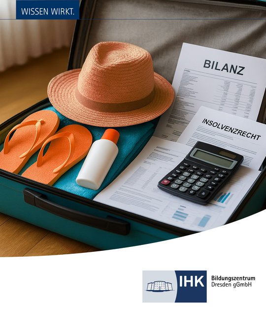 Ein geöffneter Koffer enthält einen hellen Strohhut, orangefarbene Flip-Flops, eine Sonnencreme, ein blaues Handtuch sowie Dokumente über Rechnungslegung und Insolvenzrecht. Ein Taschenrechner liegt neben den Papieren. Der Fokus liegt auf der Verbindung zwischen Urlaub und Bildung.