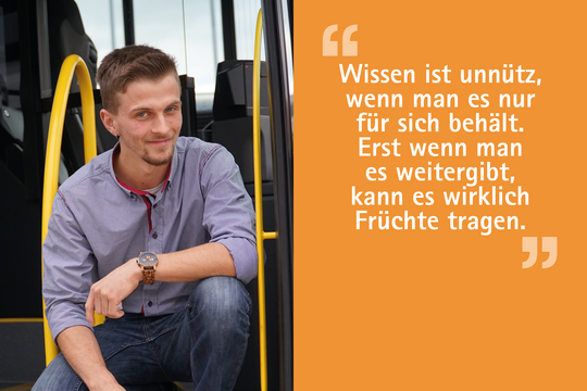 Ein junger Mann sitzt auf einer Treppe vor einem Bus. Neben ihm steht ein Zitat: „Wissen ist unnützlich, wenn man es nur für sich behält. Erst wenn man es weitergibt, kann es wirklich Früchte tragen.“