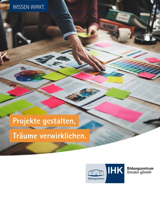 Schreibtisch voller Projektnotizen