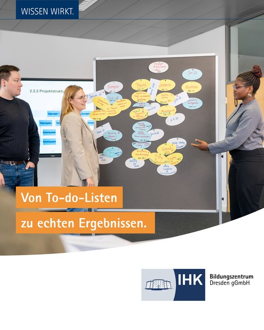 A group of three individuals stands around a blackboard filled with colorful sticky notes and diagrams, engaged in a discussion. The text at the bottom translates to "From To-Do Lists to Real Results," highlighting a focus on project management and effective teamwork.