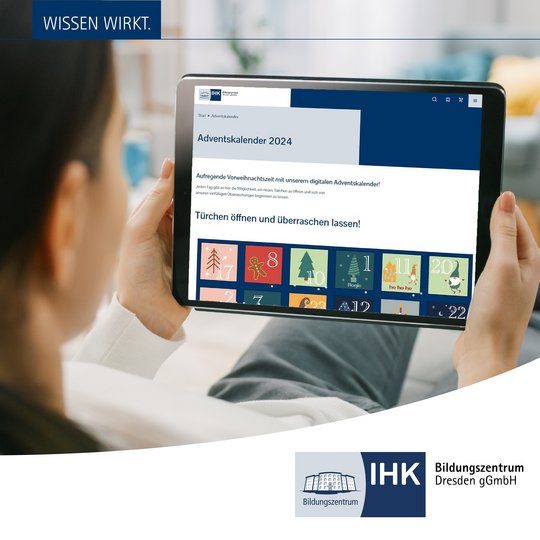 Frau schaut sich digitalen Adventkalender an