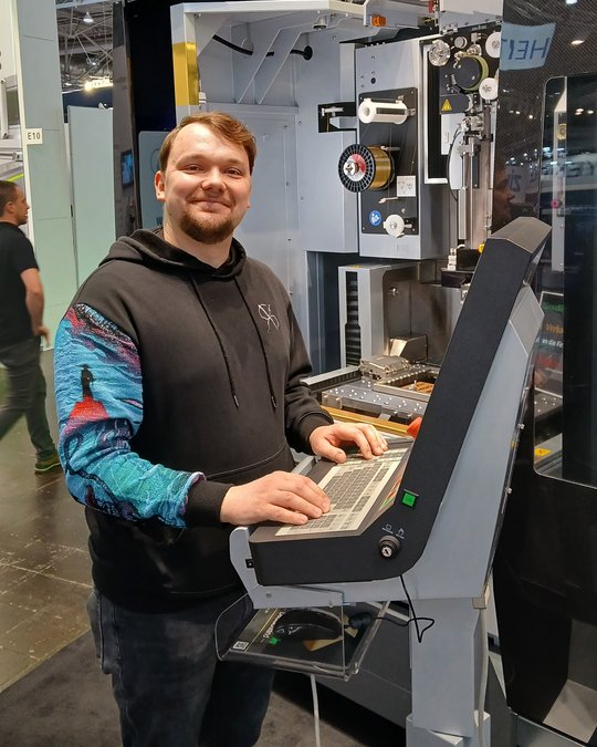 Kollege in CNC Werkstatt