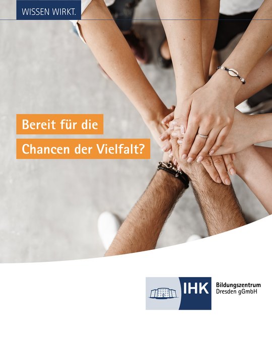 Hände verschiedener Menschen liegen übereinander