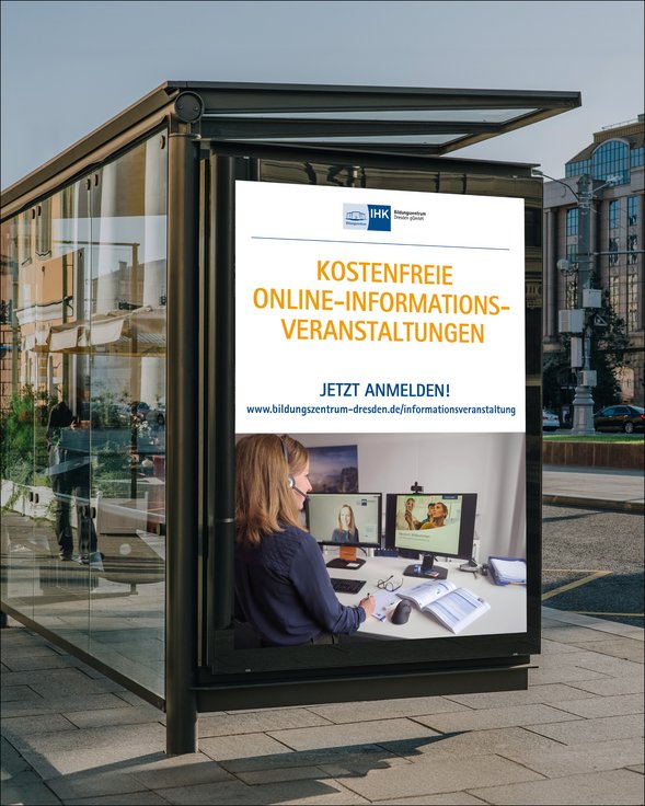 Plakat für Online-Informationsveranstaltungen an Bushaltestelle