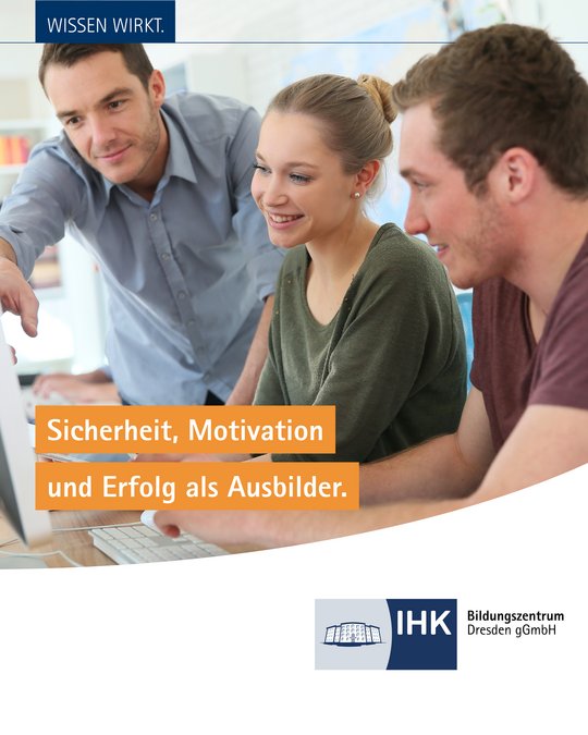 Drei Personen arbeiten gemeinsam an einem Computer. Die Frauen und Männer sehen motiviert aus. Im Vordergrund steht der Text: „Sicherheit, Motivation und Erfolg als Ausbilder.“ Das Logo des IHK Bildungszentrums Dresden ist sichtbar.