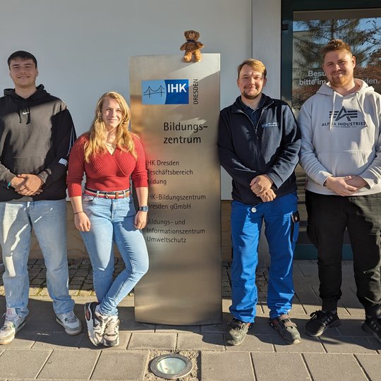 Ausbilder mit Auszubildenden