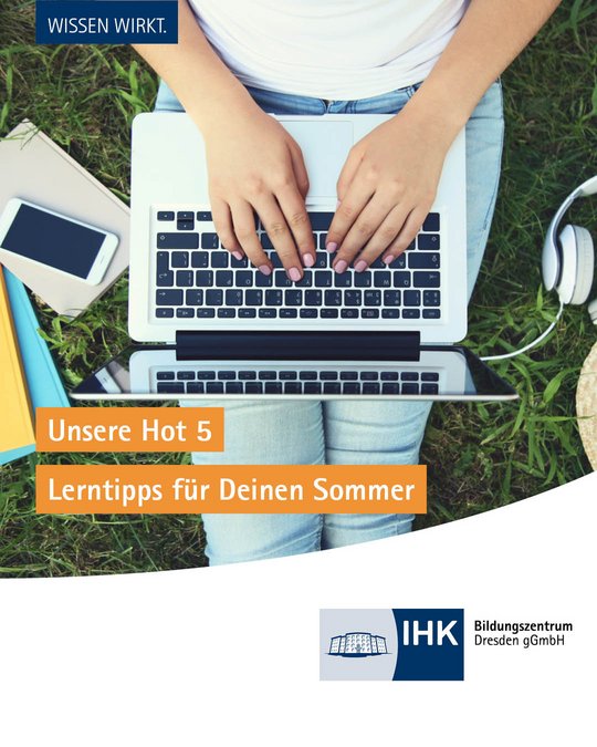 A person is seated on grass, working on a laptop. Beside them are books and a smartphone. The image includes a title banner that reads "Unsere Hot 5 Lerntipps für Deinen Sommer," emphasizing summer learning tips, with a logo in the corner.
