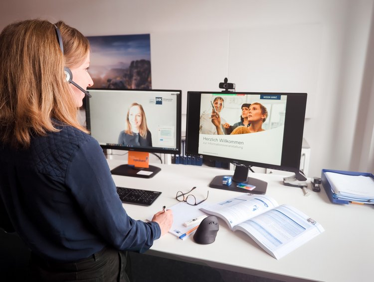 Frau arbeitet am Computer