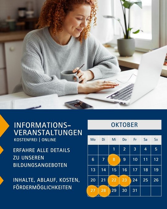 Eine lächelnde Frau mit lockigem, roten Haar sitzt an einem Tisch und arbeitet an einem Laptop. Sie hält eine Tasse in der Hand und schaut auf den Bildschirm. Im Hintergrund sind Pflanzen und eine moderne Kücheneinrichtung zu sehen. Der Text enthält Informationen über kostenlose Online-Veranstaltungen im Oktober.