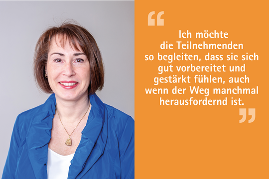 Ein Porträt einer lächelnden Frau mit kurzen, braunen Haaren, die eine blaue Jacke trägt. Neben ihr steht ein Zitat, in dem sie erklärt, dass sie Teilnehmer unterstützen möchte, sich gut vorbereitet und gestärkt zu fühlen, auch wenn der Weg herausfordernd ist.