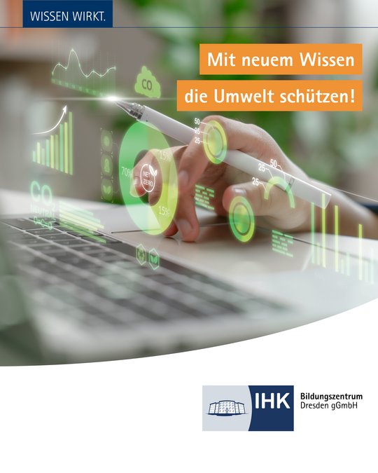 Eine Hand hält einen Stift, während sie über ein Laptop-Tastatur swipet. Auf dem Bildschirm sind Grafiken und Zahlen zu sehen, die sich mit CO₂-Emissionen und einem umweltfreundlichen Ansatz beschäftigen. Der Text betont, dass neues Wissen zur Umweltschützung beiträgt.