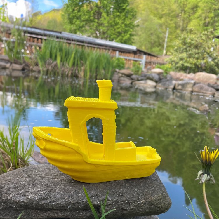 Miniaturschiff mit Teich im Hintergrund