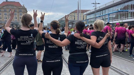 Team mit T-Shirts von Hinten