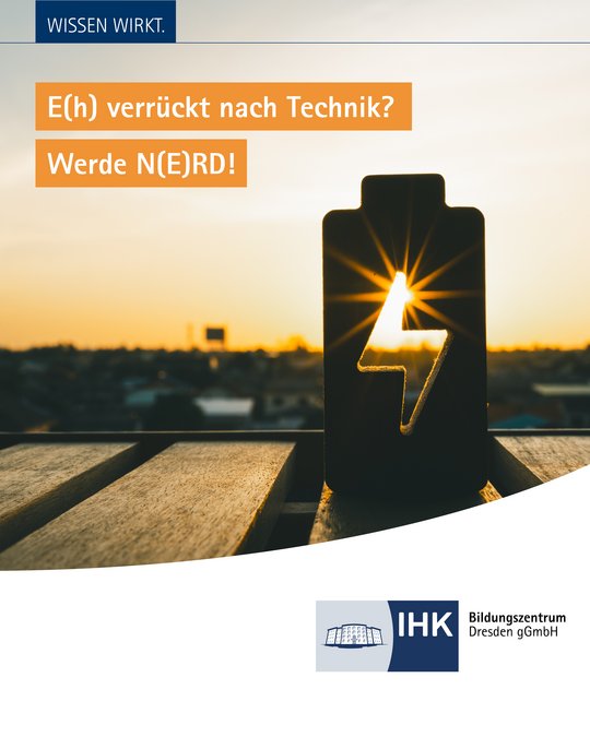 Eine Batterie mit einem Blitzsymbol steht im Vordergrund. Im Hintergrund ist eine Stadtlandschaft bei Sonnenuntergang sichtbar. Der Text fordert dazu auf, sich für Technik zu begeistern und N(E)RD zu werden, und ist in orangefarbener Schrift hervorgehoben.