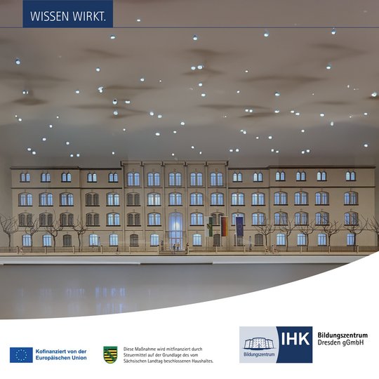Ein Modell eines Gebäudes mit zahlreichen Fenstern und Bäumen davor, beleuchtet unter einem sternenklaren Himmel. Oben links steht der Text „WISSEN WIRKT.“ und unten rechts befindet sich das Logo der IHK-Bildungszentrum Dresden gGmbH.